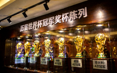 历届世界杯冠军奖杯陈列展示，包括巴西、德国、意大利等